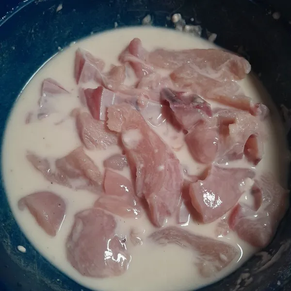 Rendam ayam ke dalam bumbu basah selama 30 menit