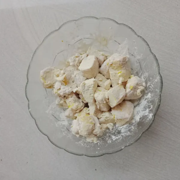 Remas-remas tahu dengan adonan tepung