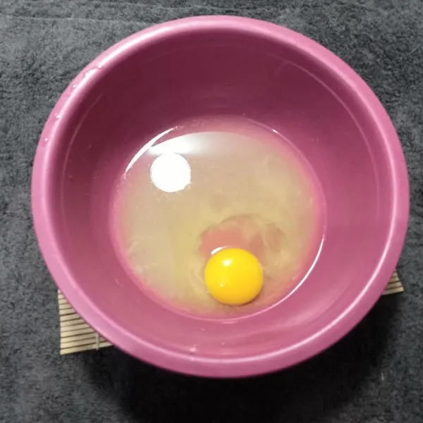 Masukkan ragi instan yang dicampur dengan air, lalu tambahkan 1 butir telur ayam. Aduk hingga rata.