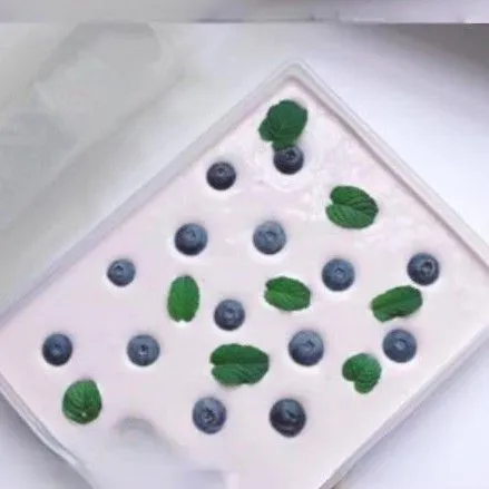 Tuangkan adonan yang sudah tercampur rata ke dalam cetakan yang telah disiapkan. Lalu tambahkan beberapa buah blueberry dan daun mint sebagai hiasan. Masukkan di kulkas hingga mengeras