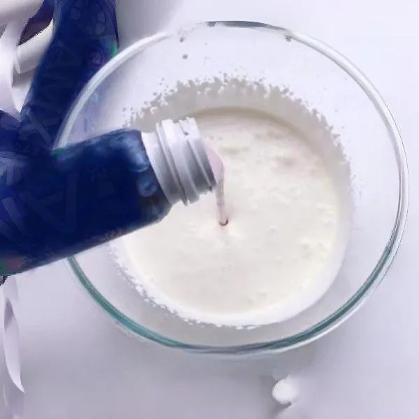 Tambahkan 100ml susu yogurt ke dalam campuran krim