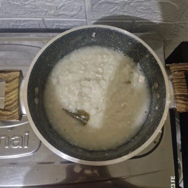 Setelah didiamkan 30 menit, aduk bubur hingga encer.