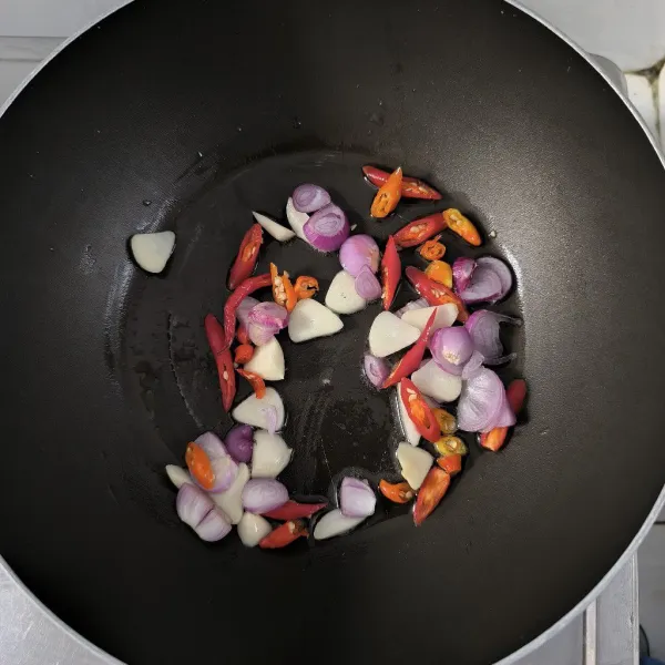 Tumis bumbu iris.