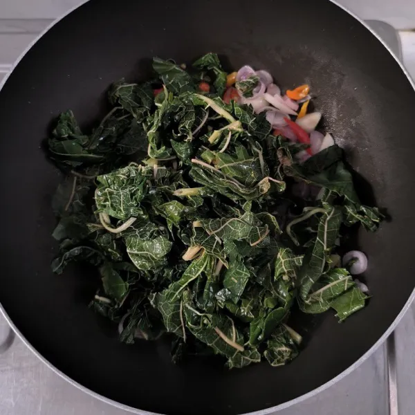 Masukkan daun pepaya.