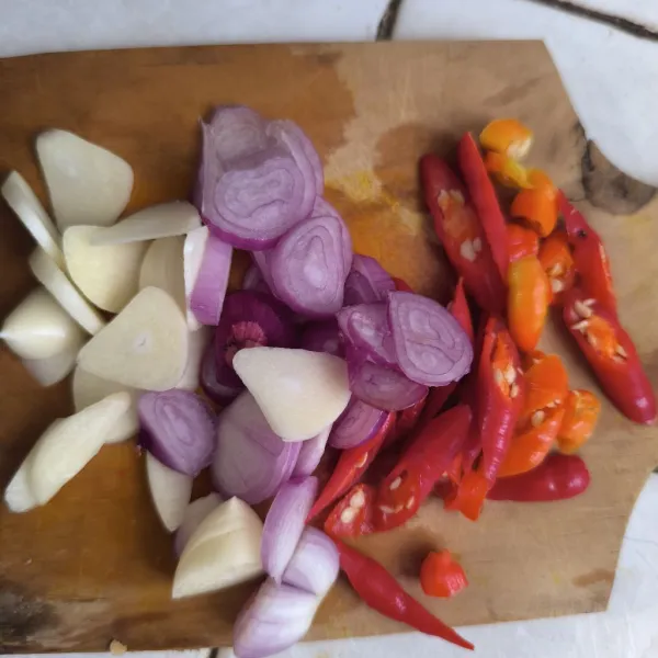 Potong semua bumbu.