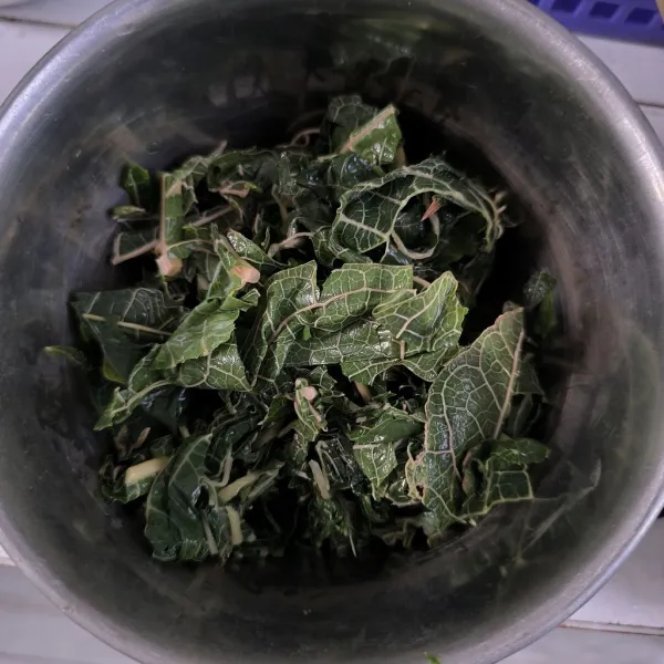 Siapkan dan potong-potong daun pepaya.