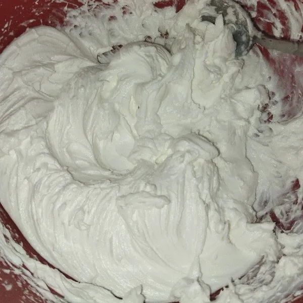 Masukkan whipped cream dan air es, lalu blender sampai menggumpal.