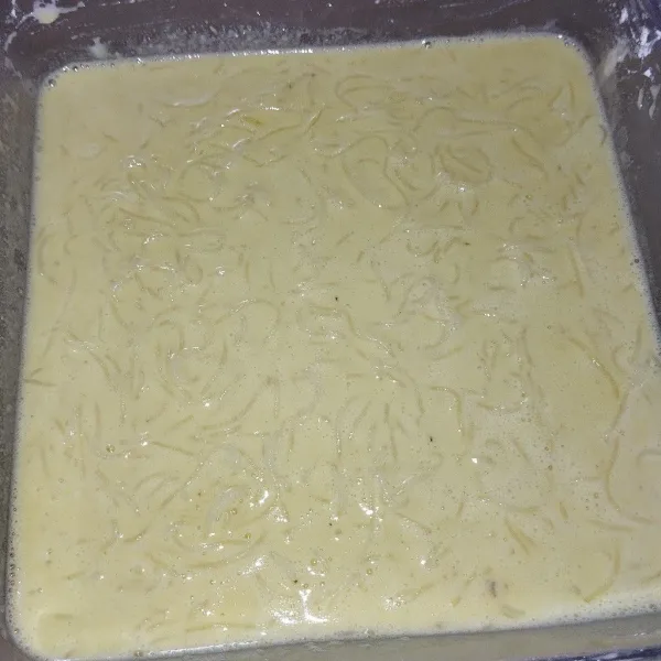 Saya langsung kukus di dalam tinuhul, kalau memakai loyang sebaiknya loyang diolesi dengan sedikit minyak