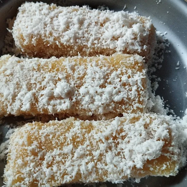 Setelah matang keluarkan dari cetakan lalu dibalurkan dengan kelapa
