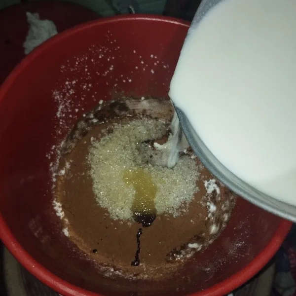 Tuang susu dalam wadah yang berisi adonan tepung.