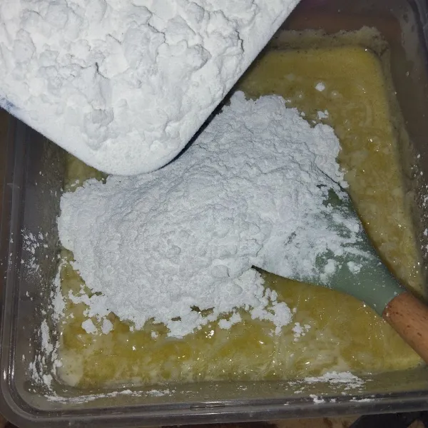 Tambahkan tepung sedikit demi sedikit sambil diaduk hingga rata