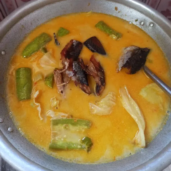 Masukkan santan dan ikan pindang. Bumbui dengan garam, gula dan kaldu bubuk aduk rata.