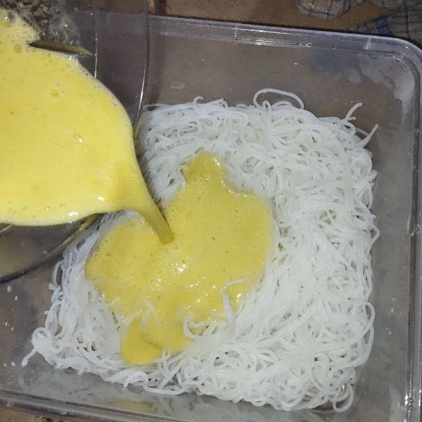 Tuang ke dalam bihun yang sudah direndam tadi