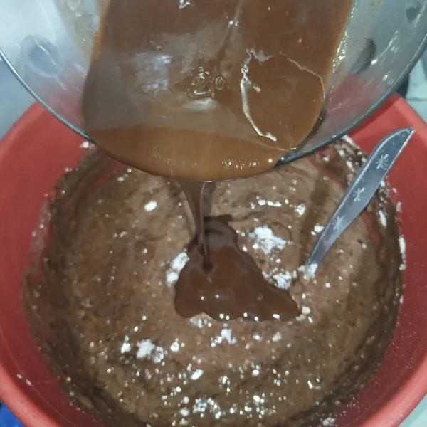 Masukkan cokelat batang yang sudah dicairkan, lalu aduk rata.