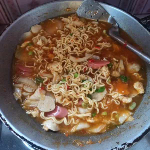 Masak hingga mendidih dan jangan lupa koreksi rasanya terlebih dahulu.