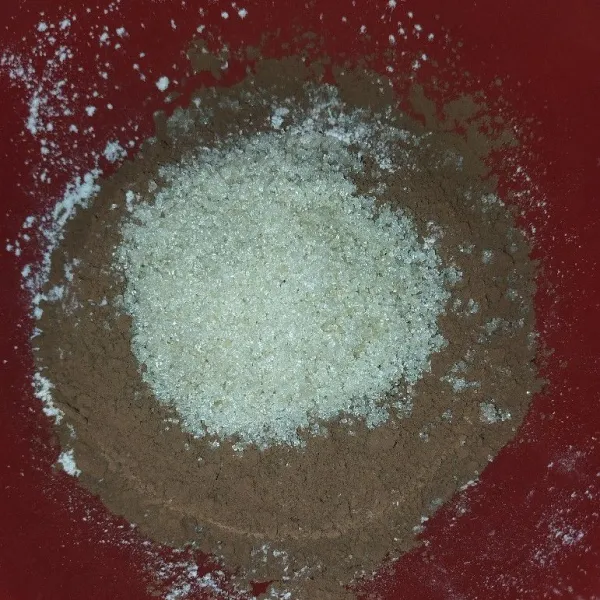 Masukkan tepung terigu, bubuk coklat, garam, gula, soda kue, dan vanila cair dalam 1 wadah.