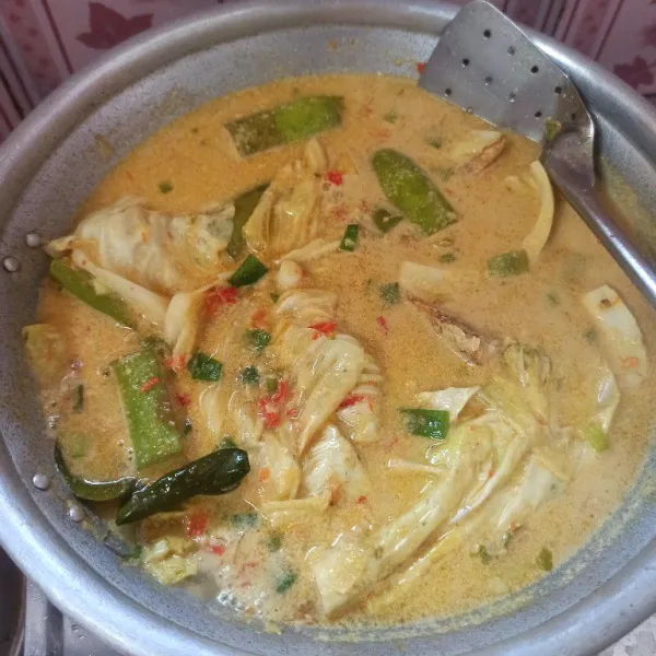 Masak sampai mendidih, jangan lupa koreksi rasanya terlebih dahulu.