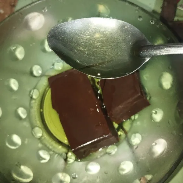 Masukkan cokelat batang dan minyak goreng ke dalam 1 wadah. Setelah itu, cairkan.