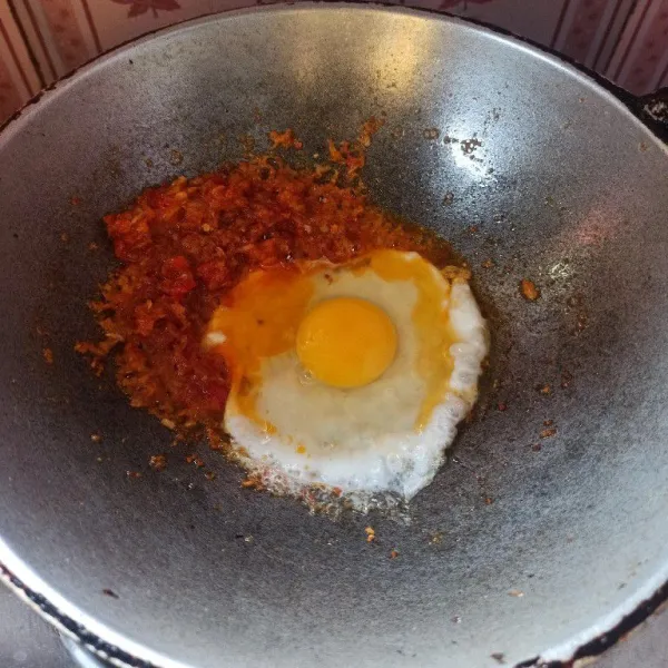 Masukkan telur goreng orak-arik hingga matang.