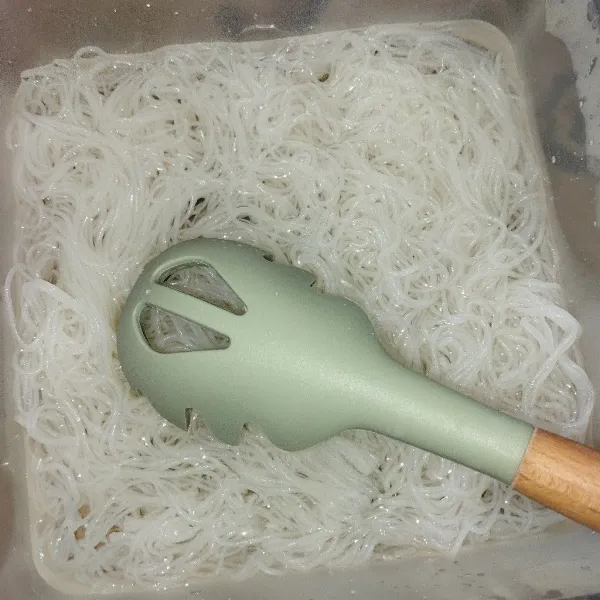 Rendam bihun hingga lunak, tiriskan