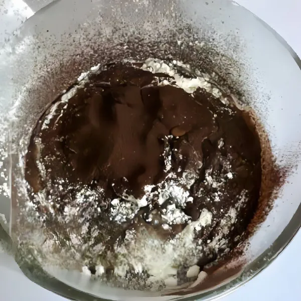 Ayak 40gr tepung terigu, 10gr bubuk kakao dan 5gr tepung maizena, aduk rata