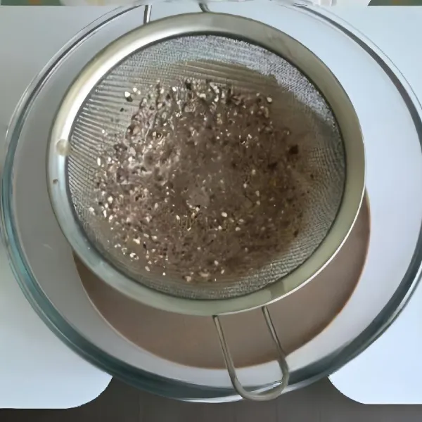 Tambahkan 40ml susu cair dan 20ml minyak jagung ke dalam adonan, aduk hingga tercampur rata. Saring adonan untuk mendapatkan tekstur yang halus, lalu bagi menjadi dua bagian