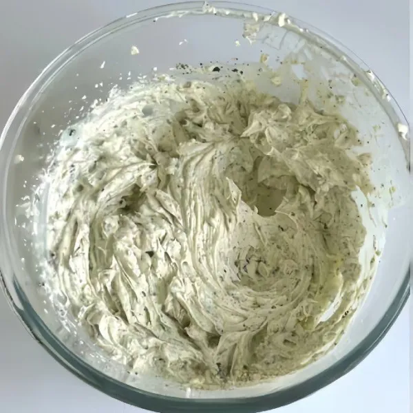 Kocok 200ml krim kental dengan 20gr gula halus hingga mengembang dan kaku