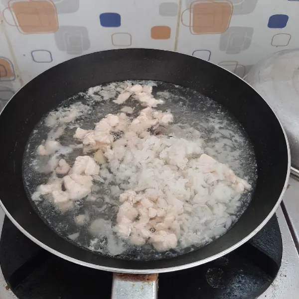 Masukkan nasi, masak hingga nasi empuk