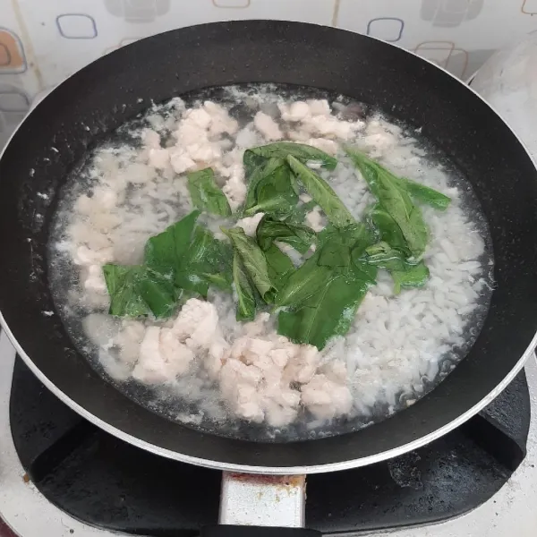 Masukkan santan dan daun kangkung