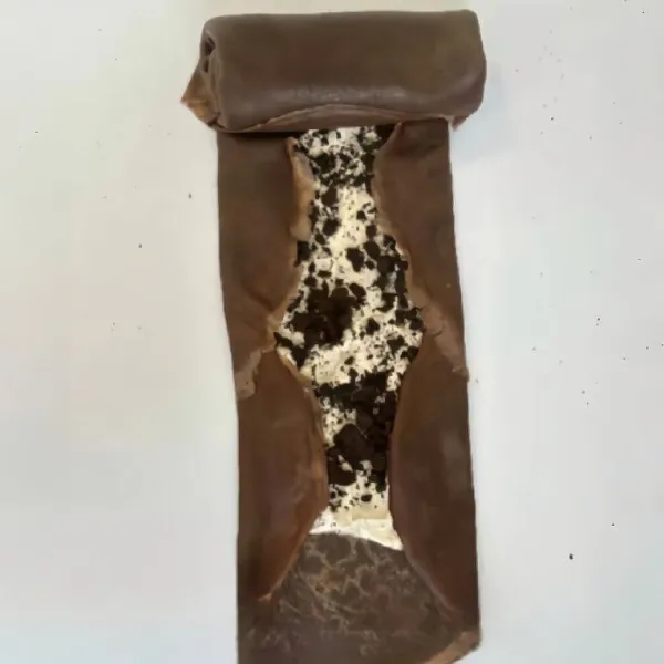 Lipat kue dari keempat sisi dan gulung dari atas ke bawah hingga membentuk gulungan kue
