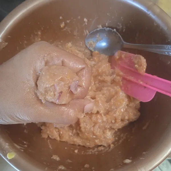 Bentuk adonan seperti bakso menggunakan tangan kemudian masukan adonan ke dalam kuah yang sudah mendidih