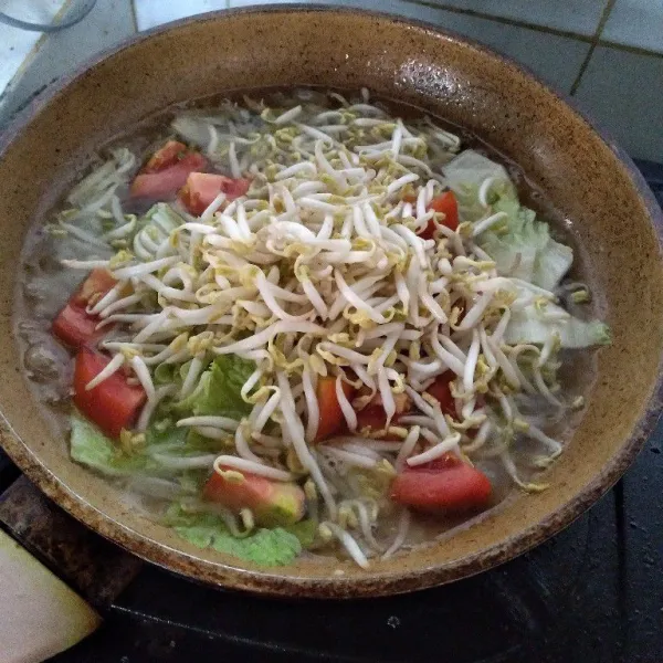 Masukkan tauge, kemudian beri garam. Masak sebentar. Aku tidak suka tekstur sayur yang terlalu lembek.