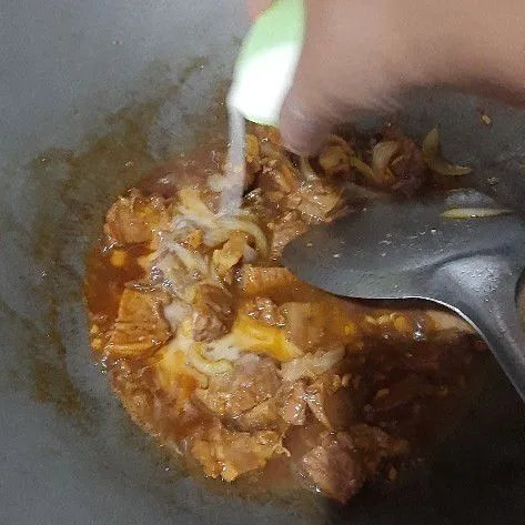 Larutkan tapioka kemudian tuang ke dalam tumis daging,aduk rata dengan cepat lalu koreksi rasa dan siap di sajikan.