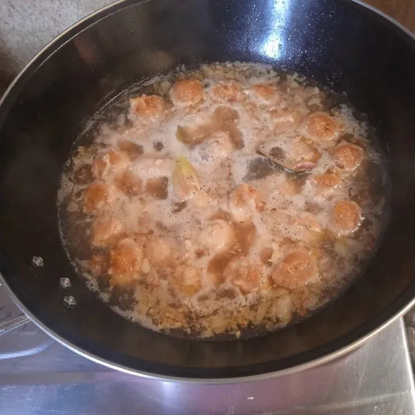 Tambahkan kecap manis sesuai selera dan tunggu hingga menyusut airnya
