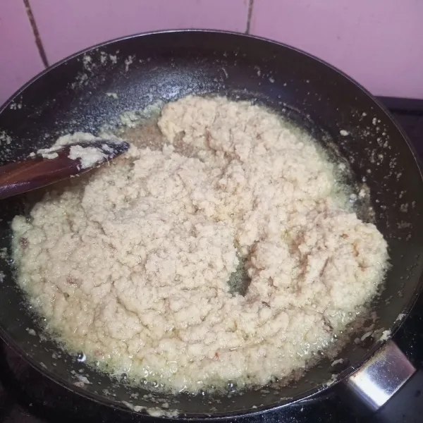 Masak bumbu dengan api kecil sampai matang