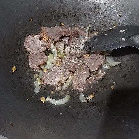 Masukkan potongan daging masukkan garam, gula, dan lada lalu tuang air rebusan daging aduk rata