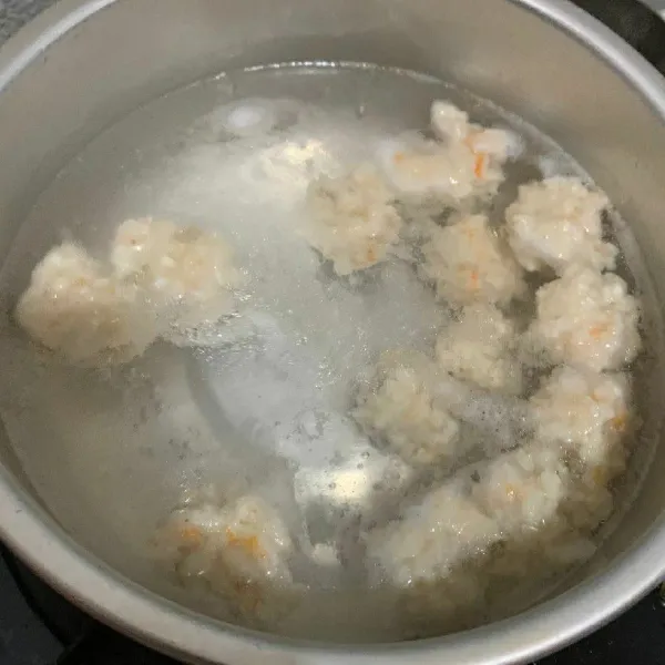 Masukan di air yang sudah dipanaskan dan diberi minyak. Tunggu mengapung