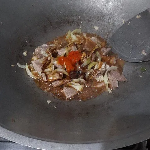 Masukkan kecap manis, saus tiram dan saus sambal tambahkan air kaldu masak hingga meresap