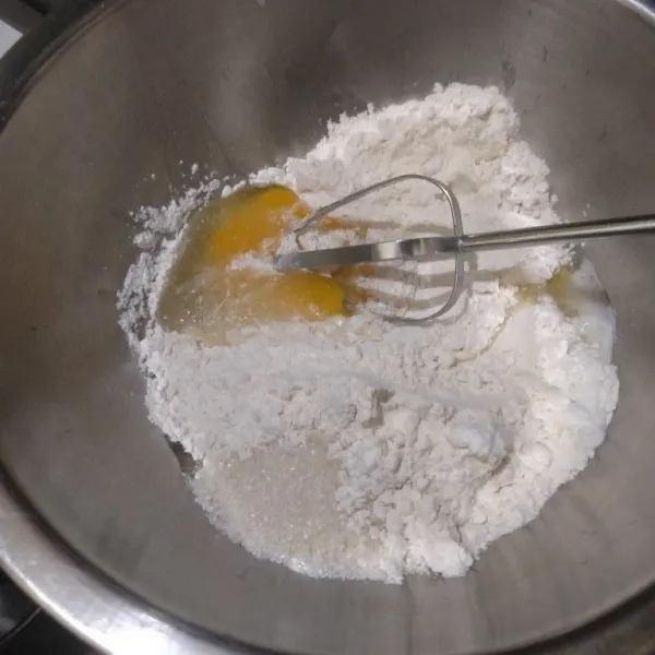 Dalam bowl, masukkan terigu, baking powder, gula, telur, garam, vanilla.
