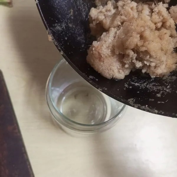 Setelah dingin, masukkan bumbu beserta minyaknya ke dalam toples.