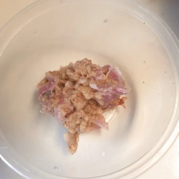 Kemudian haluskan bahan B seperti bawang merah, bawang putih, pala, merica, kemiri. Untuk jahe, lengkuas dan serai di geprek