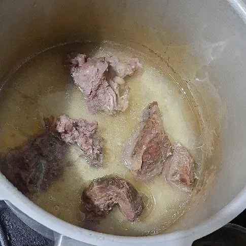 Presto daging 10 menit, setelah dingin potong daging