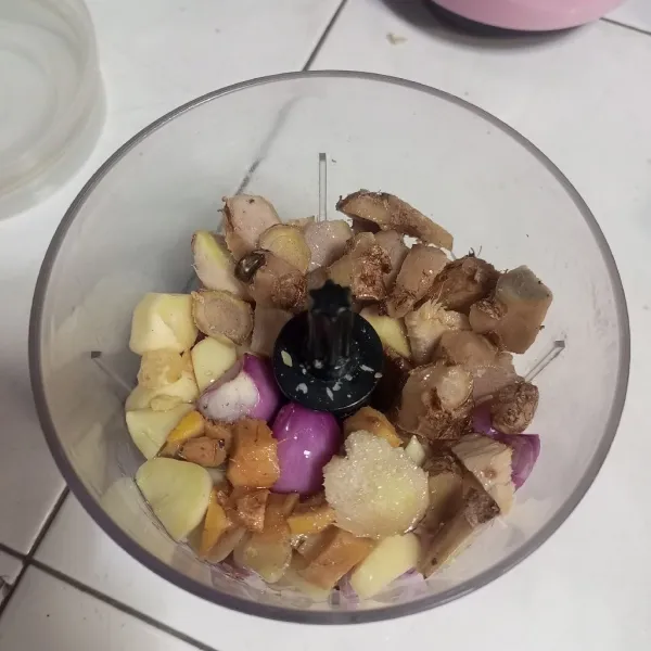 Masukkan semua bahan ke dalam blender lalu blender hingga lembut.