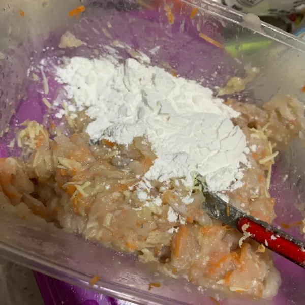 Beri tepung tapioka sedikit demi sedikit sambil diaduk