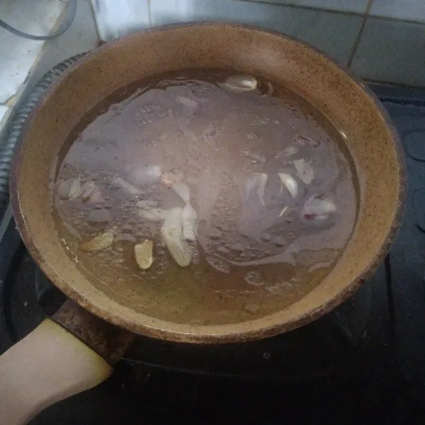Tuang air, lalu masak hingga mendidih.