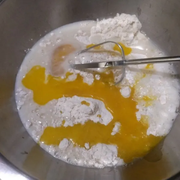 Masukkan susu dan butter, kocok sampai tercampur rata. Tidak perlu terlalu halus.