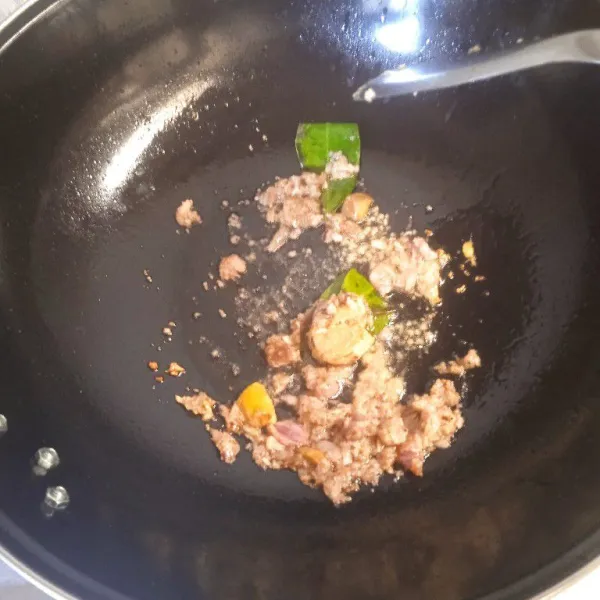 Tumis bumbu yang sudah di haluskan sampai harum kemudian tambahkan air tunggu hingga air mendidih