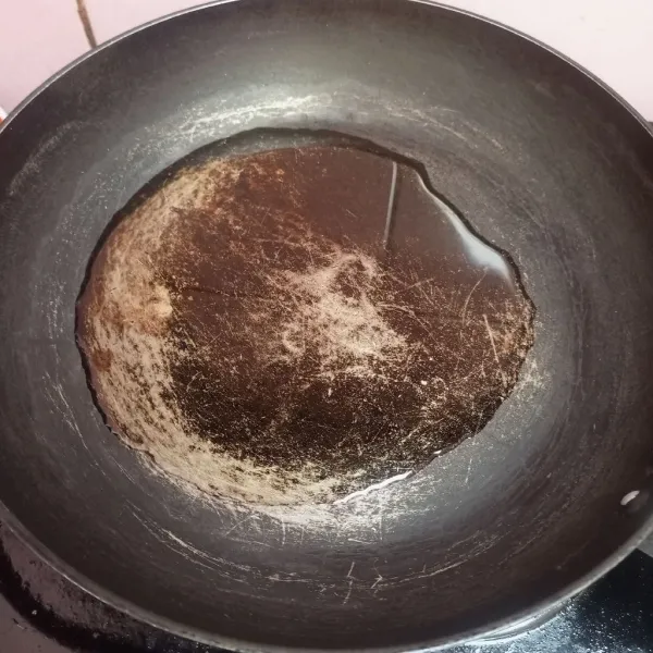 Siapkan wajan dan beri secukupnya minyak goreng.