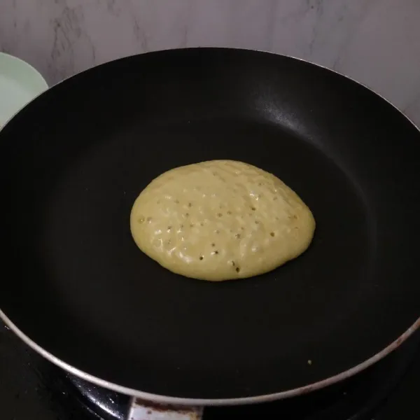 Panaskan teflon, masukkan 1 Scoop adonan. Tunggu berbuih jangan tunggu atasnya kering langsung balik agar adonan mengembang di sisi bawahnya. Pastikan bawahnya jg sudah kecoklatan.