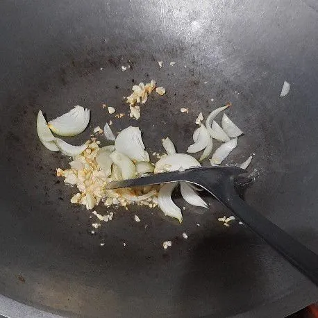 Panaskan minyak lalu tumis bawang putih hingga wangi, kemudian masukkan bawang bombai aduk rata